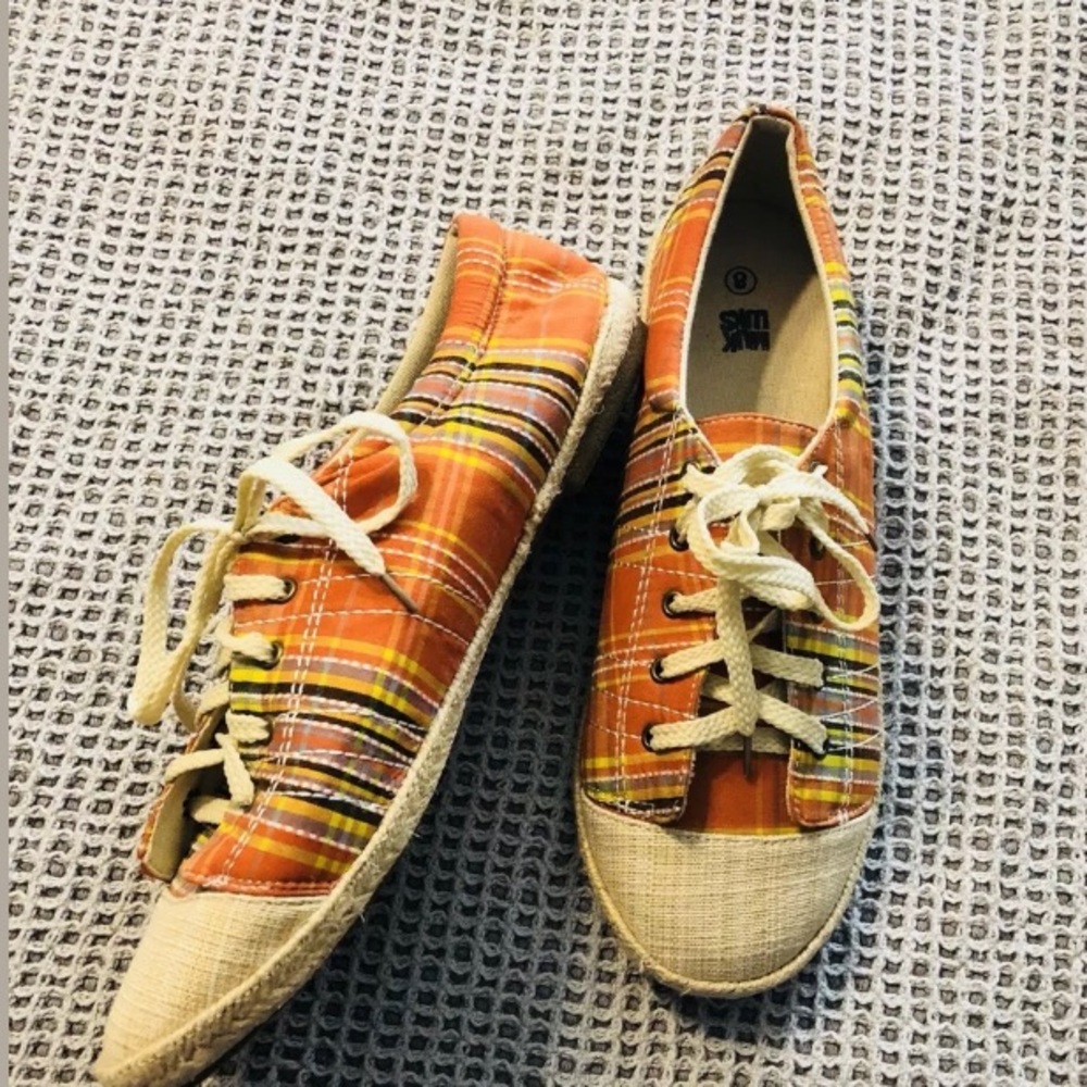 Muk Luks Ladies Size 8 canvas plaid shoes
